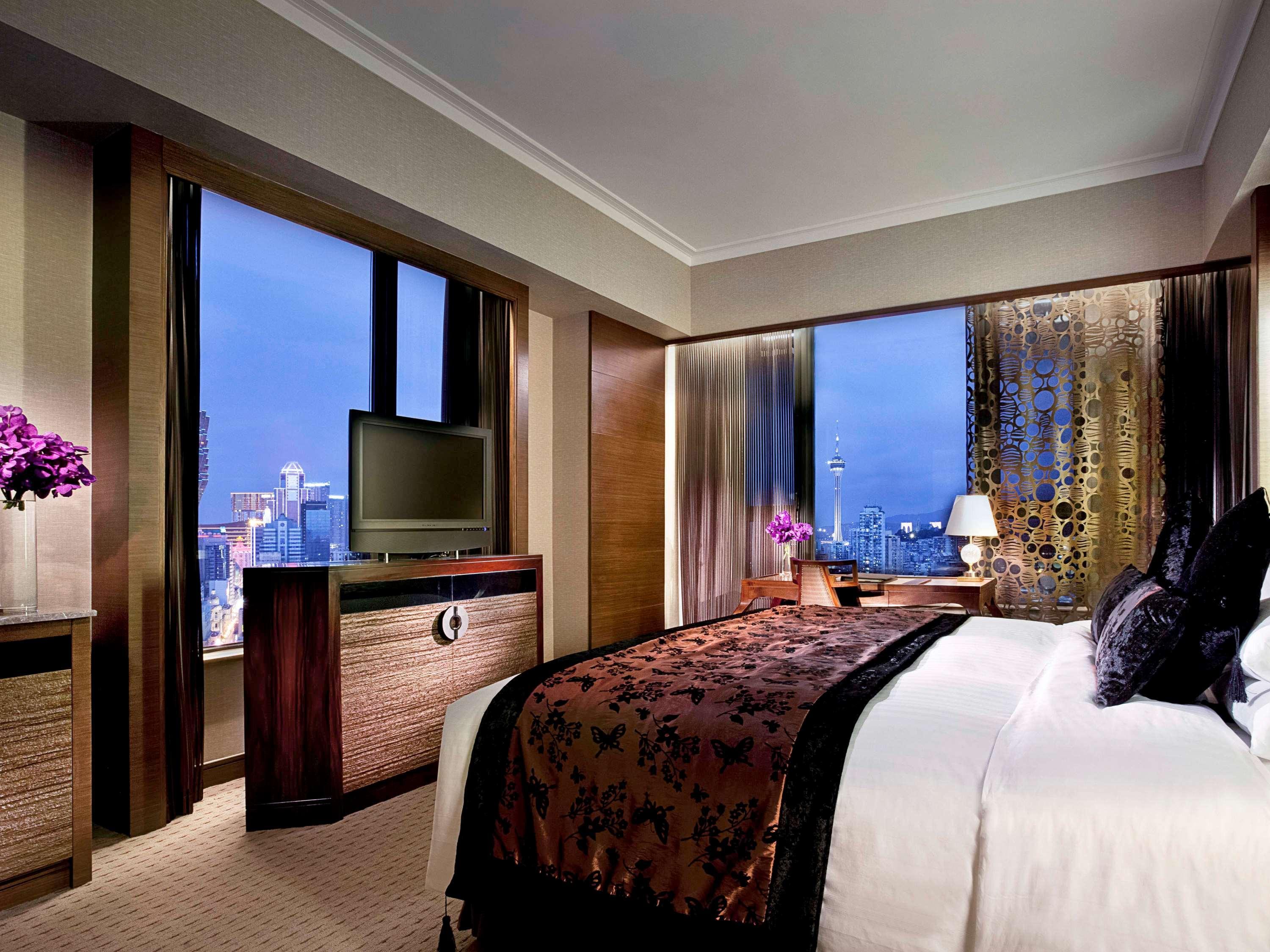 Sofitel Macau At Ponte 16 Hotel Kültér fotó A suite at the Mandarin Oriental, Hong Kong