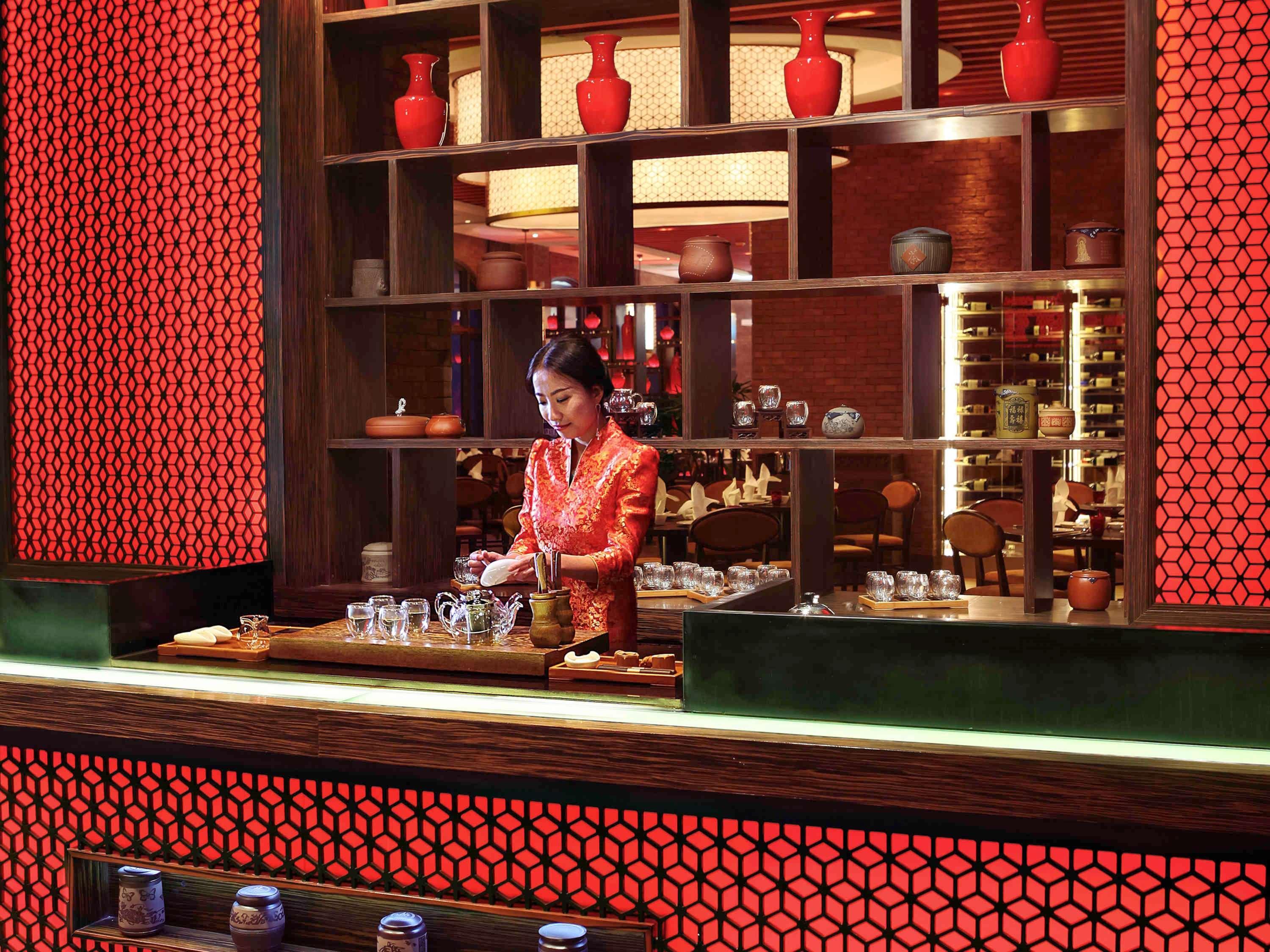 Sofitel Macau At Ponte 16 Hotel Kültér fotó A bartender at work