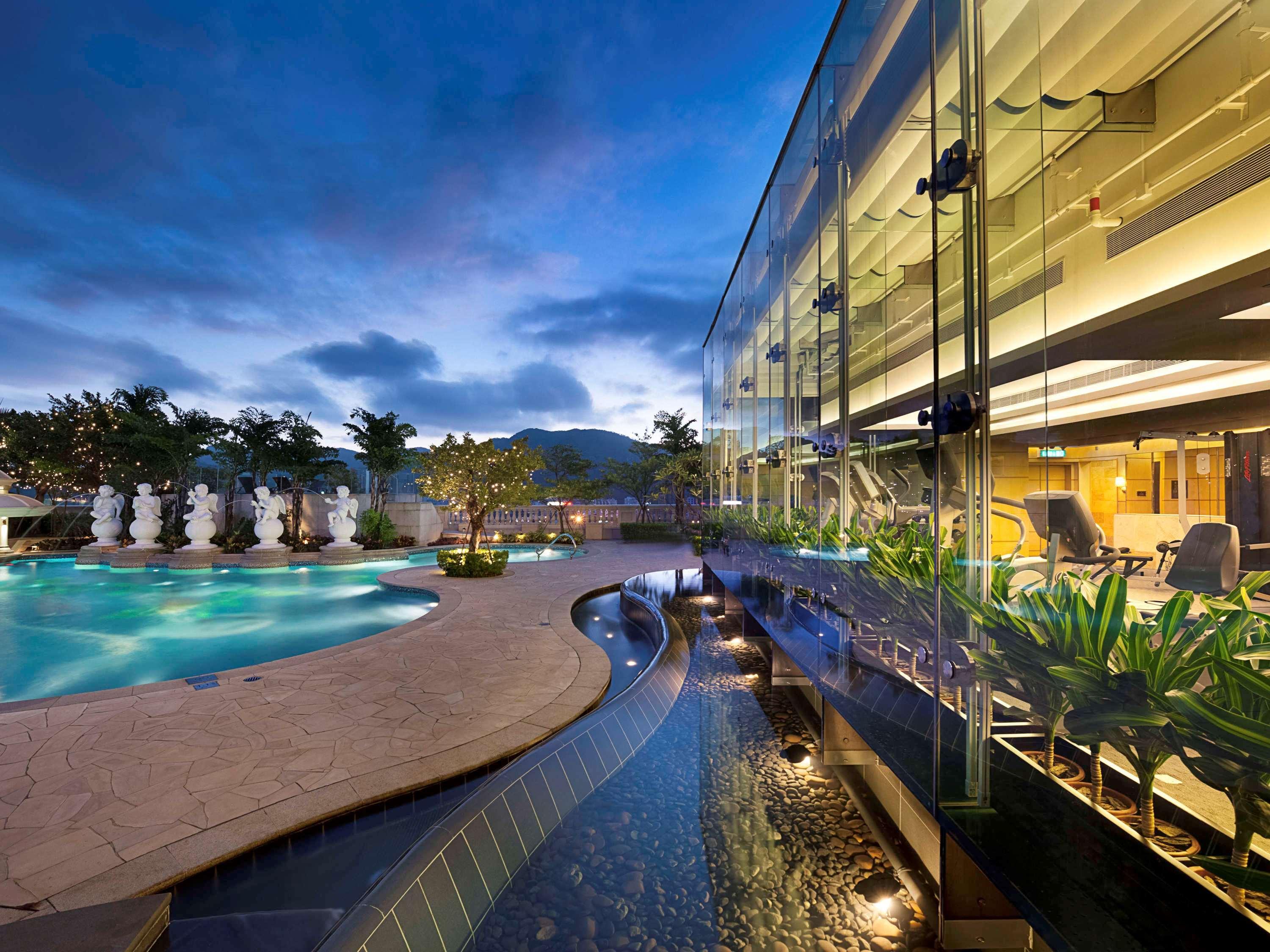 Sofitel Macau At Ponte 16 Hotel Kültér fotó The swimming pool at the hotel
