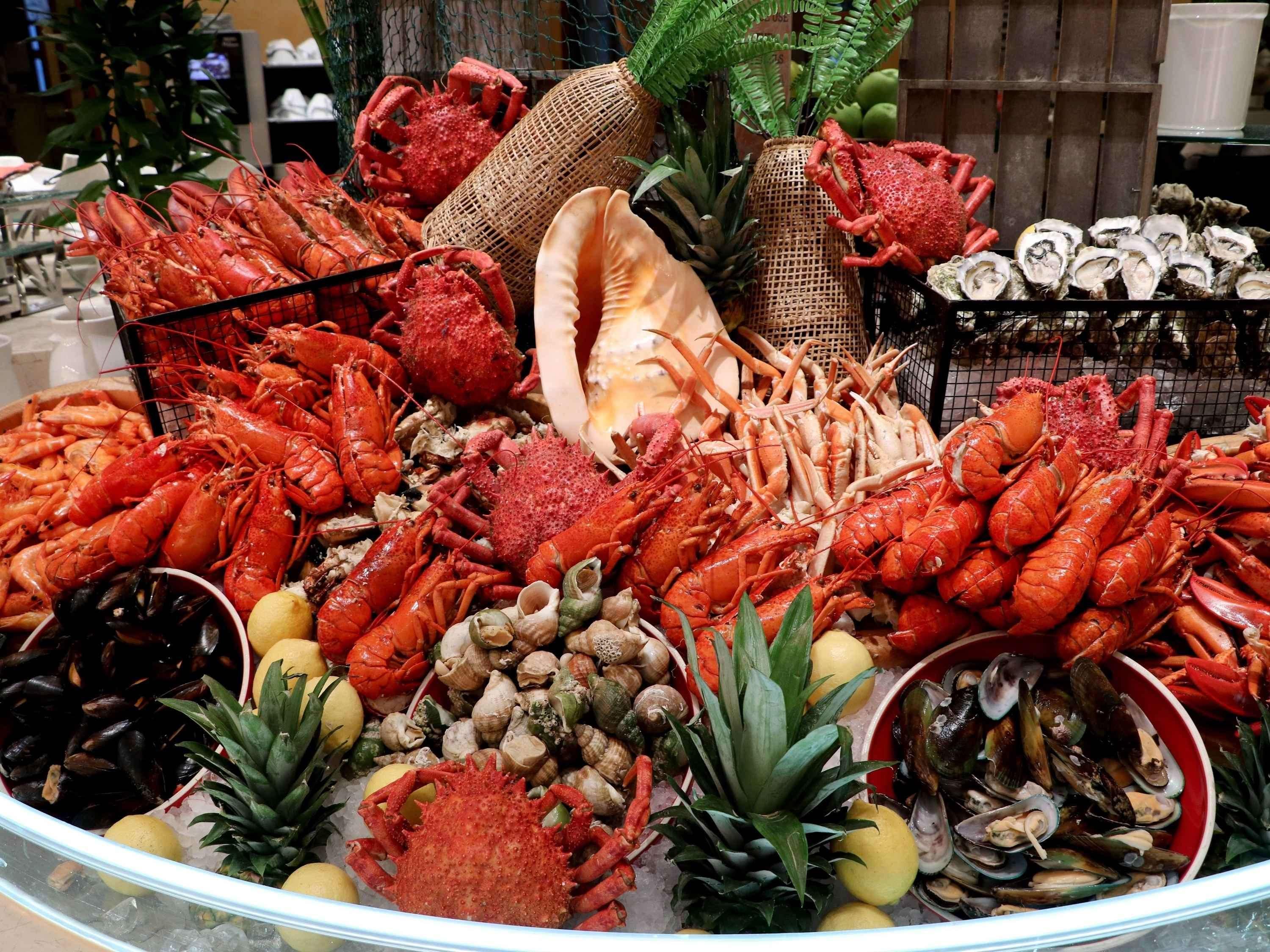 Sofitel Macau At Ponte 16 Hotel Kültér fotó Seafood on display at a buffet