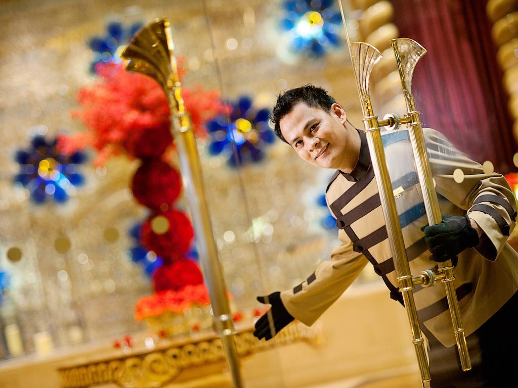 Sofitel Macau At Ponte 16 Hotel Kültér fotó A bellboy at the Crown Towers