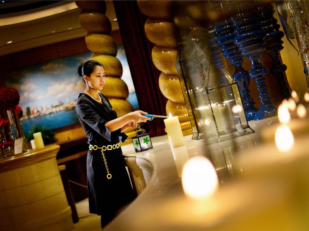 Sofitel Macau At Ponte 16 Hotel Kültér fotó A hotel concierge